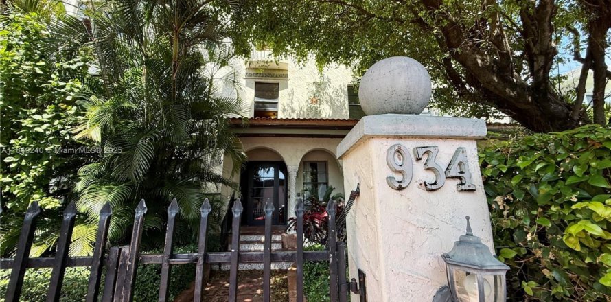 Condominio en Miami Beach, Florida, 1 dormitorio  № 2038994