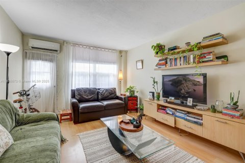 Condo in Miami Beach, Florida, 1 bedroom  № 2021172 - photo 7