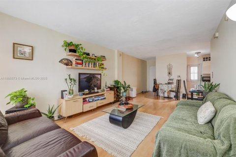 Condo in Miami Beach, Florida, 1 bedroom  № 2021172 - photo 9