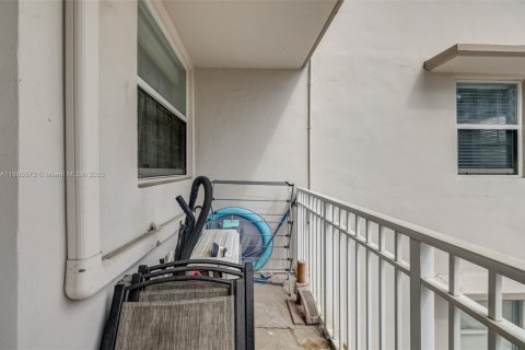 Condo in Miami Beach, Florida, 1 bedroom  № 2021172 - photo 22