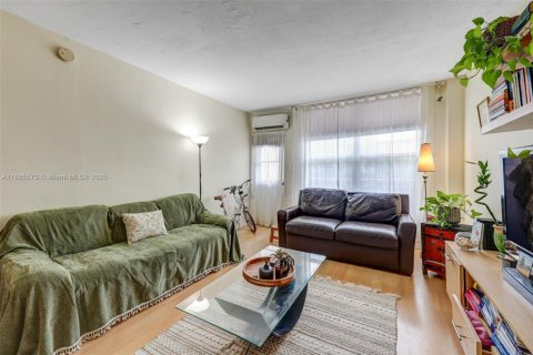 Condo in Miami Beach, Florida, 1 bedroom  № 2021172 - photo 8