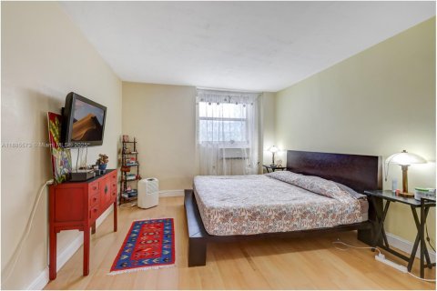 Condo in Miami Beach, Florida, 1 bedroom  № 2021172 - photo 16