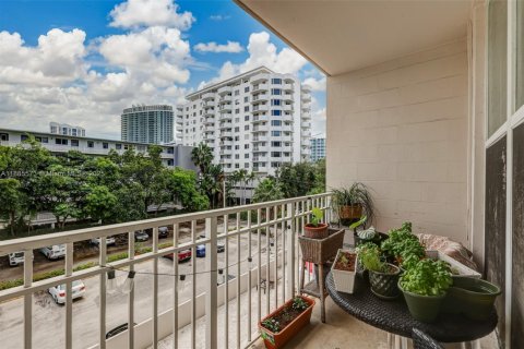 Condo in Miami Beach, Florida, 1 bedroom  № 2021172 - photo 21