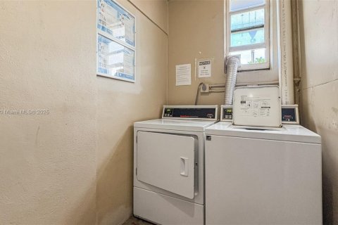 Condo in Miami Beach, Florida, 1 bedroom  № 2021172 - photo 25