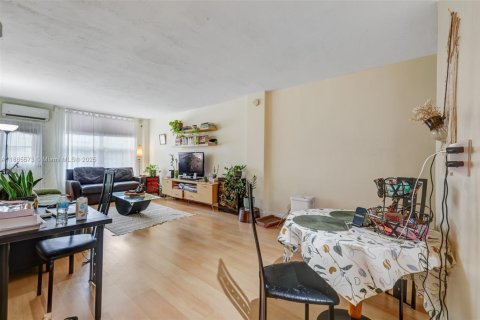 Condo in Miami Beach, Florida, 1 bedroom  № 2021172 - photo 11