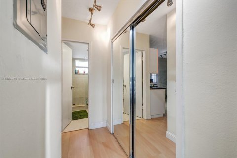 Condo in Miami Beach, Florida, 1 bedroom  № 2021172 - photo 20