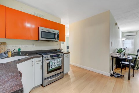 Condo in Miami Beach, Florida, 1 bedroom  № 2021172 - photo 13