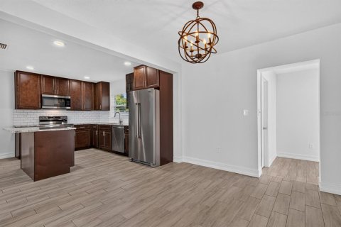 House in Saint Petersburg, Florida 3 bedrooms, 120.77 sq.m. № 2393721 - photo 13