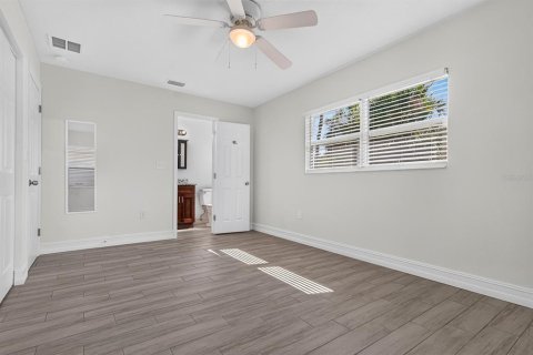 House in Saint Petersburg, Florida 3 bedrooms, 120.77 sq.m. № 2393721 - photo 22