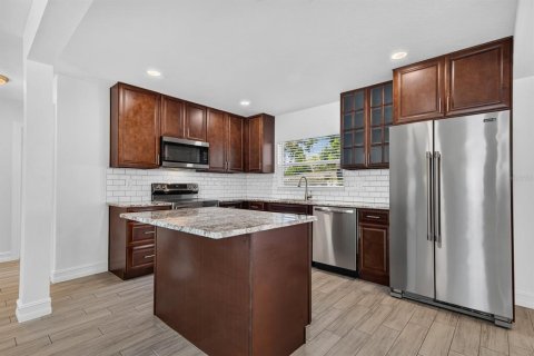 House in Saint Petersburg, Florida 3 bedrooms, 120.77 sq.m. № 2393721 - photo 9