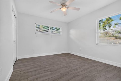 House in Saint Petersburg, Florida 3 bedrooms, 120.77 sq.m. № 2393721 - photo 28
