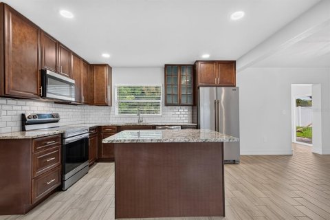 House in Saint Petersburg, Florida 3 bedrooms, 120.77 sq.m. № 2393721 - photo 6