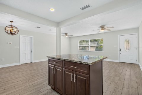 House in Saint Petersburg, Florida 3 bedrooms, 120.77 sq.m. № 2393721 - photo 10