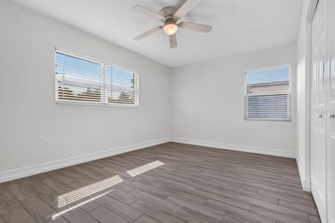House in Saint Petersburg, Florida 3 bedrooms, 120.77 sq.m. № 2393721 - photo 29