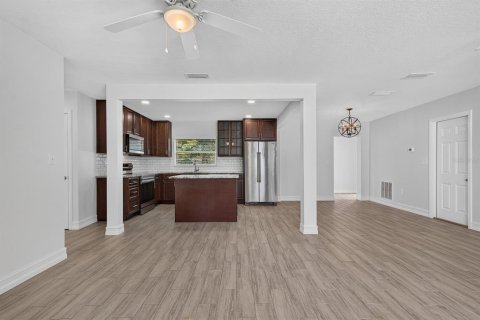House in Saint Petersburg, Florida 3 bedrooms, 120.77 sq.m. № 2393721 - photo 17