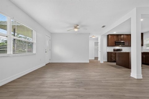 House in Saint Petersburg, Florida 3 bedrooms, 120.77 sq.m. № 2393721 - photo 18