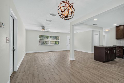 House in Saint Petersburg, Florida 3 bedrooms, 120.77 sq.m. № 2393721 - photo 14