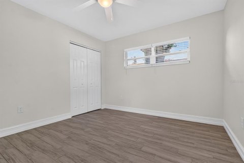House in Saint Petersburg, Florida 3 bedrooms, 120.77 sq.m. № 2393721 - photo 27