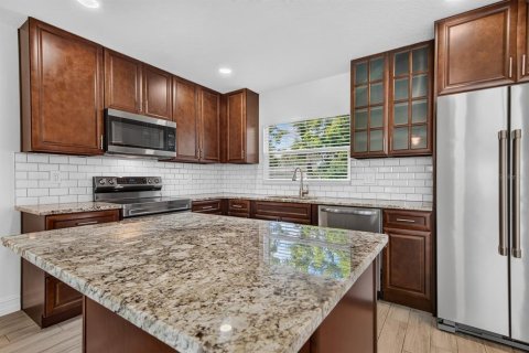House in Saint Petersburg, Florida 3 bedrooms, 120.77 sq.m. № 2393721 - photo 3