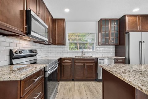 House in Saint Petersburg, Florida 3 bedrooms, 120.77 sq.m. № 2393721 - photo 4