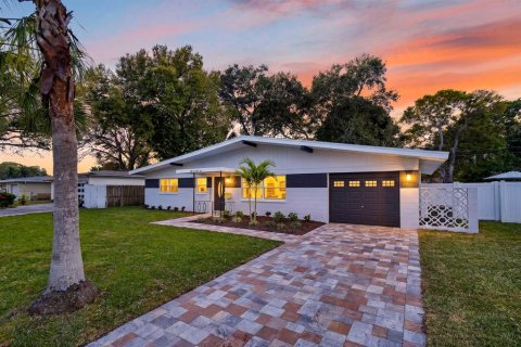 House in Saint Petersburg, Florida 3 bedrooms, 120.77 sq.m. № 2393721
