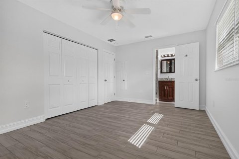 House in Saint Petersburg, Florida 3 bedrooms, 120.77 sq.m. № 2393721 - photo 21