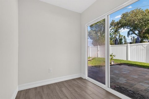 House in Saint Petersburg, Florida 3 bedrooms, 120.77 sq.m. № 2393721 - photo 30