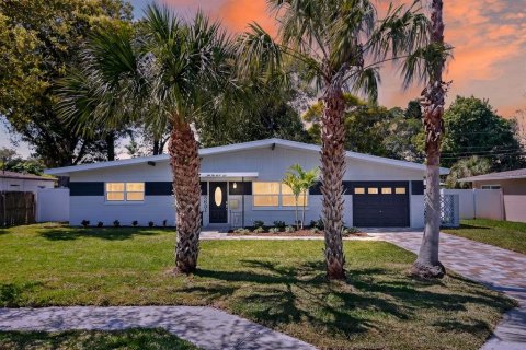 House in Saint Petersburg, Florida 3 bedrooms, 120.77 sq.m. № 2393721 - photo 2