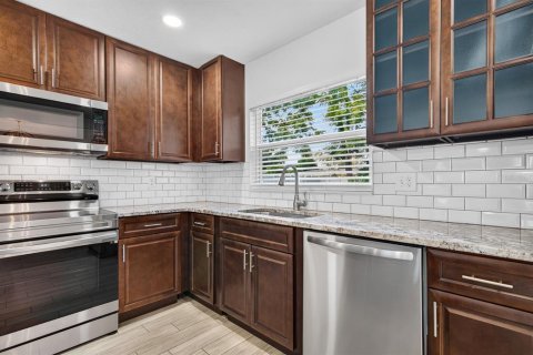 House in Saint Petersburg, Florida 3 bedrooms, 120.77 sq.m. № 2393721 - photo 11