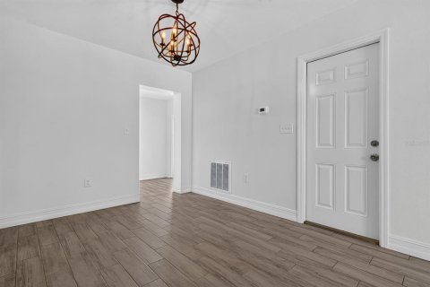 House in Saint Petersburg, Florida 3 bedrooms, 120.77 sq.m. № 2393721 - photo 20