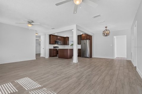 House in Saint Petersburg, Florida 3 bedrooms, 120.77 sq.m. № 2393721 - photo 16