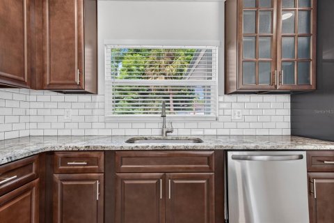 House in Saint Petersburg, Florida 3 bedrooms, 120.77 sq.m. № 2393721 - photo 5