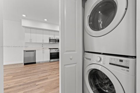Apartamento en alquiler en Miami, Florida, 2 dormitorios, 91.6 m2 № 1938391 - foto 11