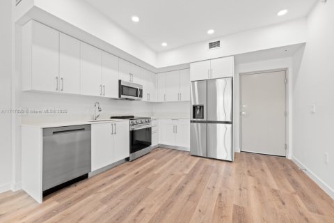 Apartamento en alquiler en Miami, Florida, 2 dormitorios, 91.6 m2 № 1938391 - foto 2