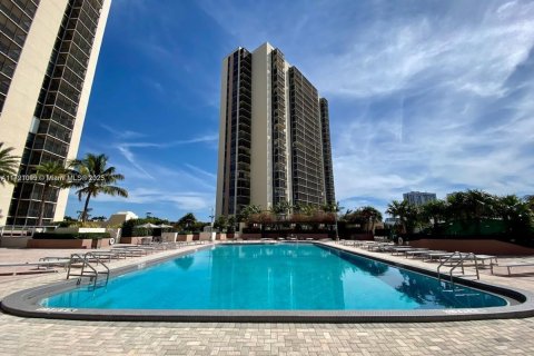Condo in Aventura, Florida, 2 bedrooms  № 1859646 - photo 1