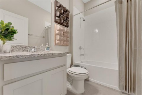 House in Winter Haven, Florida 4 bedrooms, 150.97 sq.m. № 2227243 - photo 8