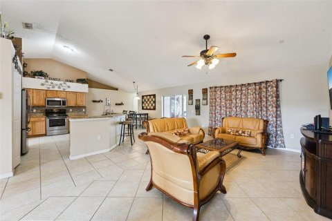 House in Deltona, Florida 4 bedrooms, 189.89 sq.m. № 2353450 - photo 10