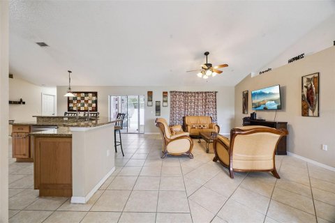 House in Deltona, Florida 4 bedrooms, 189.89 sq.m. № 2353450 - photo 11