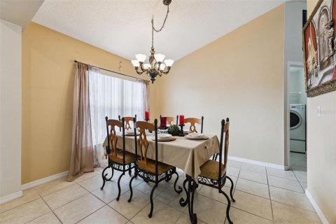 House in Deltona, Florida 4 bedrooms, 189.89 sq.m. № 2353450 - photo 5