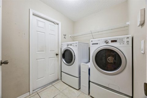 House in Deltona, Florida 4 bedrooms, 189.89 sq.m. № 2353450 - photo 27