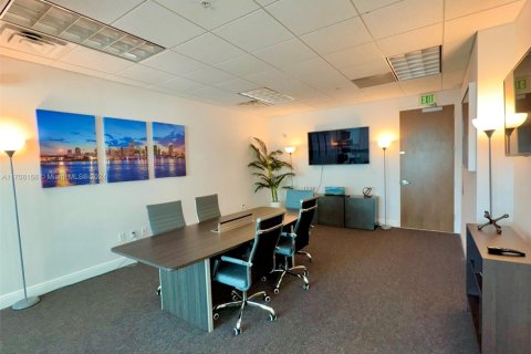 Commercial property in Miami, Florida № 1867319 - photo 17