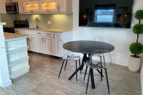 Condominio en alquiler en Miami Beach, Florida, 1 dormitorio, 59.46 m2 № 1989432 - foto 6