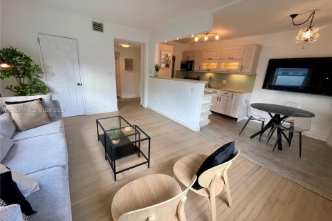 Condominio en alquiler en Miami Beach, Florida, 1 dormitorio, 59.46 m2 № 1989432 - foto 3