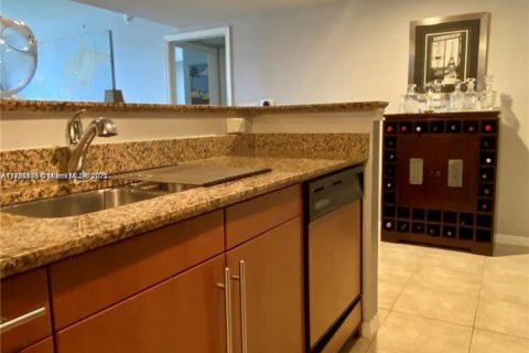 Copropriété à louer à Hallandale Beach, Floride: 2 chambres, 92.9 m2 № 1713385 - photo 19