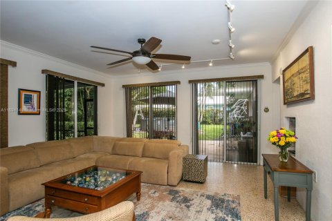 Villa ou maison à vendre à Miami, Floride: 4 chambres, 192.03 m2 № 2016399 - photo 11