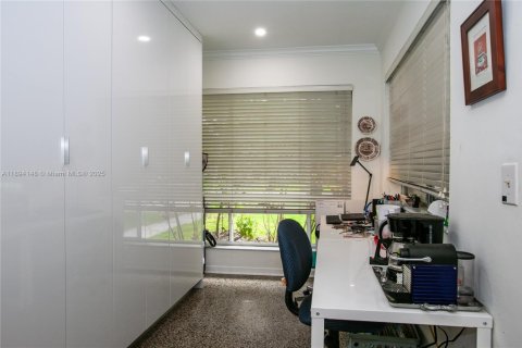 Villa ou maison à vendre à Miami, Floride: 4 chambres, 192.03 m2 № 2016399 - photo 16