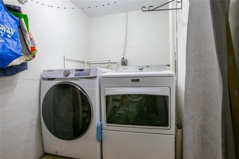 Villa ou maison à vendre à Miami, Floride: 4 chambres, 192.03 m2 № 2016399 - photo 12