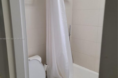 Condominio en alquiler en Doral, Florida, 2 dormitorios, 93.37 m2 № 2010162 - foto 11