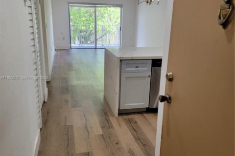 Condominio en alquiler en Doral, Florida, 2 dormitorios, 93.37 m2 № 2010162 - foto 2