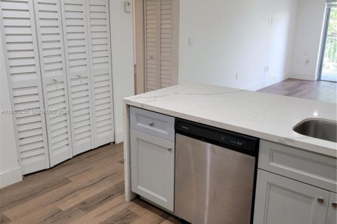 Condominio en alquiler en Doral, Florida, 2 dormitorios, 93.37 m2 № 2010162 - foto 4